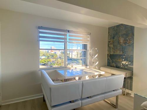Panoramic luxurious waterfront one bedroom apartment with Miami skyline view Free parking 5min drive to Miami Beach in Miami Beach, USA