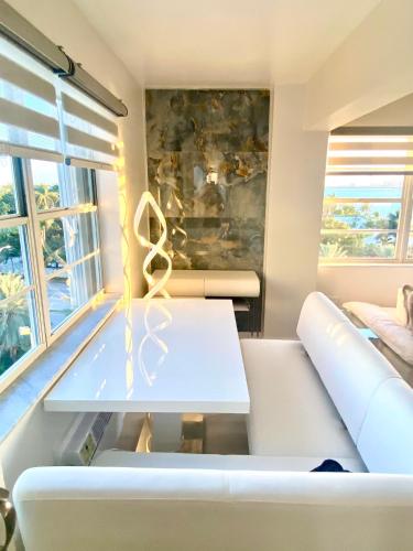 Panoramic luxurious waterfront one bedroom apartment with Miami skyline view Free parking 5min drive to Miami Beach in Miami Beach, USA