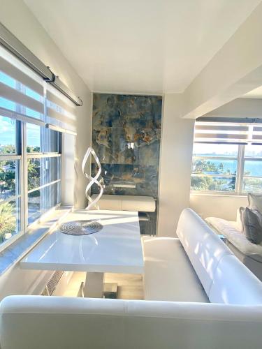 Panoramic luxurious waterfront one bedroom apartment with Miami skyline view Free parking 5min drive to Miami Beach in Miami Beach, USA