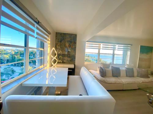 Panoramic luxurious waterfront one bedroom apartment with Miami skyline view Free parking 5min drive – khách sạn tại Surfside