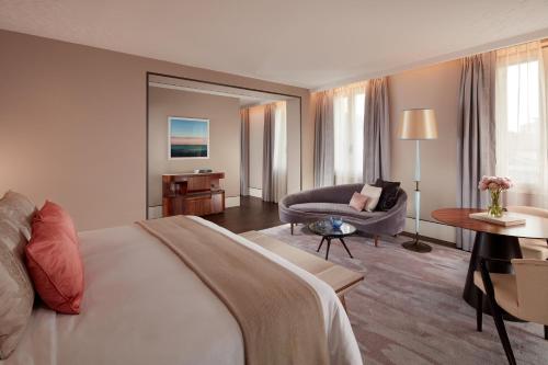 Astor Junior King Suite with City View