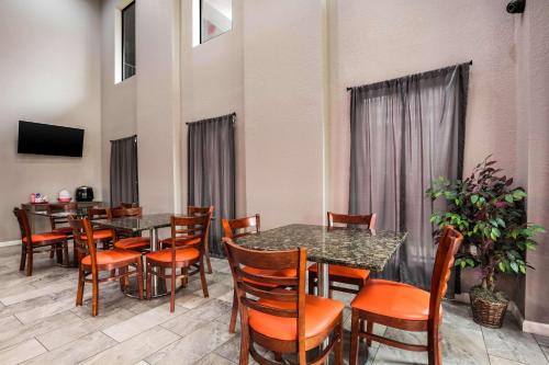 Econo Lodge Forrest City - image 8