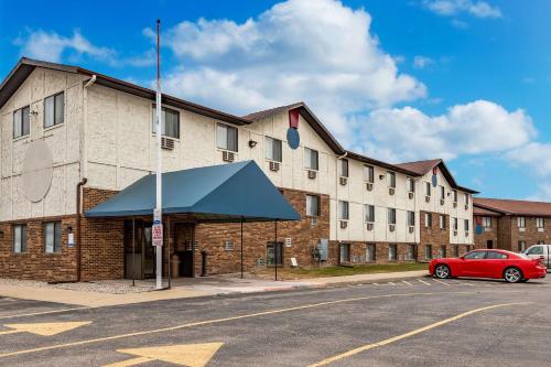 . Econo Lodge Inn & Suites Auburn