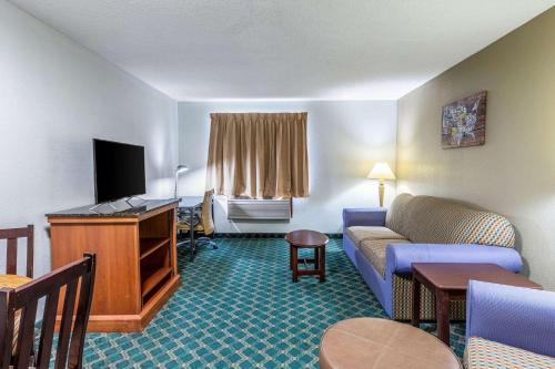 Econo Lodge Inn & Suites