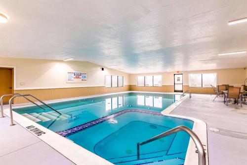 Econo Lodge Inn & Suites Auburn - 수영장