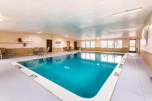 Econo Lodge Inn & Suites Auburn - 수영장