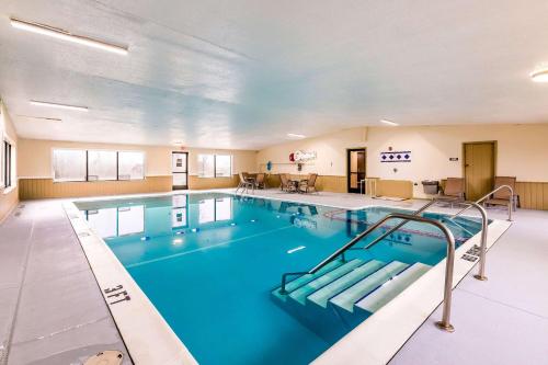 Econo Lodge Inn & Suites Auburn - 수영장