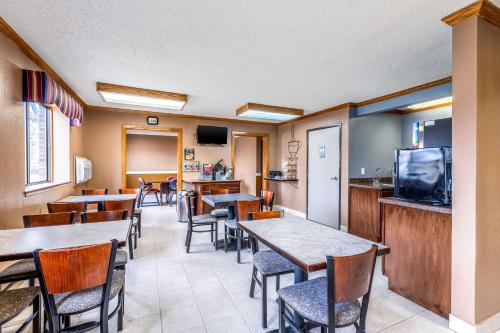 Econo Lodge Inn & Suites Auburn - 식음료(F&B)