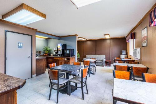 Econo Lodge Inn & Suites Auburn - 식음료(F&B)