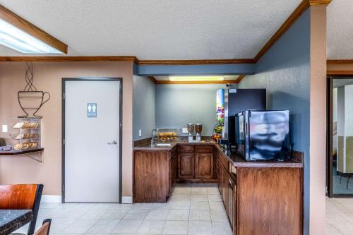 Econo Lodge Inn & Suites Auburn - 식음료(F&B)
