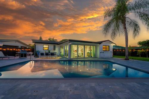 Tropical Jungle Pool House in West Palm minutes from the beach, downtown, & PBI! in West Palm Beach, USA