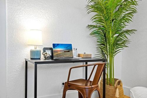 Tropical Jungle Pool House in West Palm minutes from the beach, downtown, & PBI! in West Palm Beach, USA