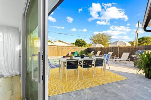 Tropical Jungle Pool House in West Palm minutes from the beach, downtown, & PBI! in West Palm Beach, USA
