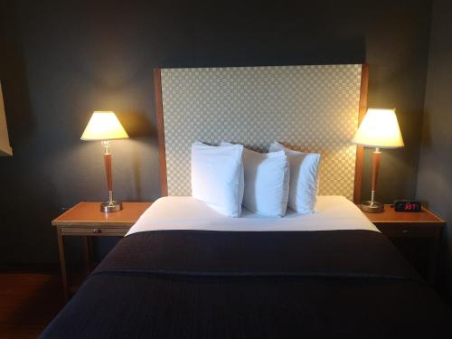 Single Queen Room image 4