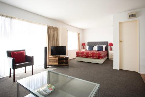 Shared lounge/TV area, Casino Court Motor Lodge in Merivale