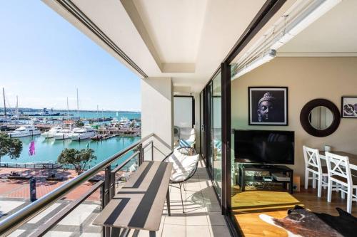 A Luxury Waterfront Nest Above Viaduct Harbor, Auckland (photo 3)