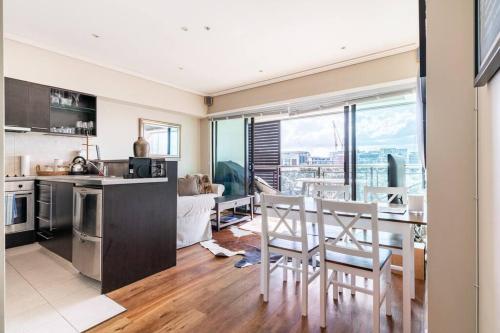 A Luxury Waterfront Nest Above Viaduct Harbor, Auckland (photo 4)