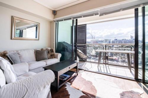 A Luxury Waterfront Nest Above Viaduct Harbor, Auckland (photo 6)