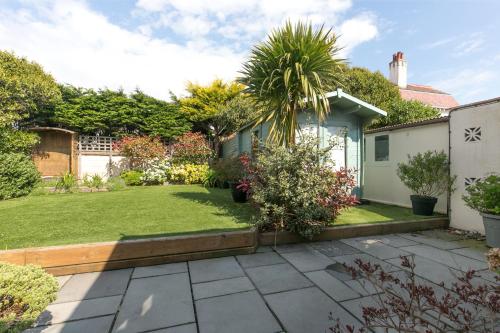 The Cottage on the Beach - Sleeps 7 - Large Garden