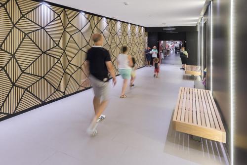 Dotări, Hotel Alhambra in Santa Susana