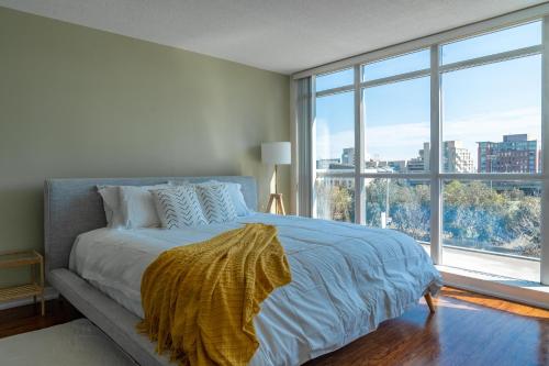 Large 2 bedrooms besides CN tower