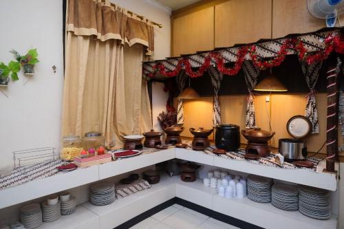 Restaurant, UrbanView Hotel Anggraeni Jatibarang in Slawi