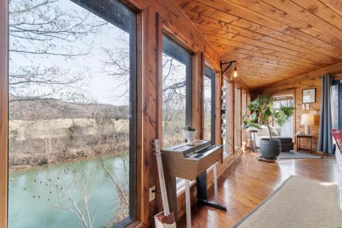 Cozy Cabin Getaway on Buffalo River with HUGE Patio