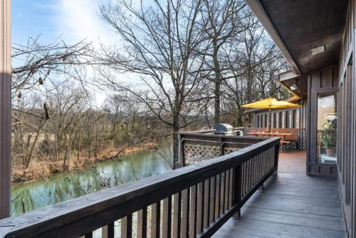 Cozy Cabin Getaway on Buffalo River with HUGE Patio