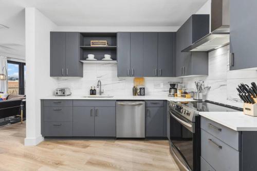 Luxury 2 Bedroom 4 Bed with HUGE Wrap Around Patio Gym and Pool in Nashville, USA