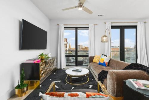 Luxury 2 Bedroom 4 Bed with HUGE Wrap Around Patio Gym and Pool in Nashville, USA