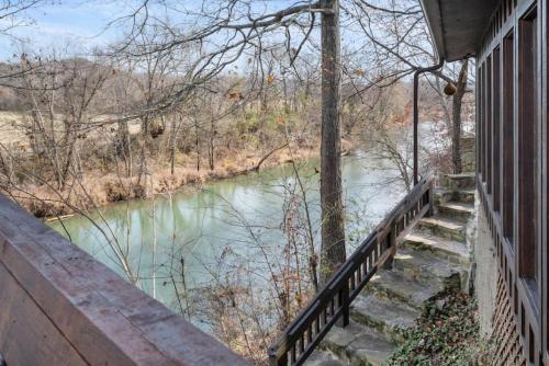 Cozy Cabin Getaway on Buffalo River with HUGE Patio