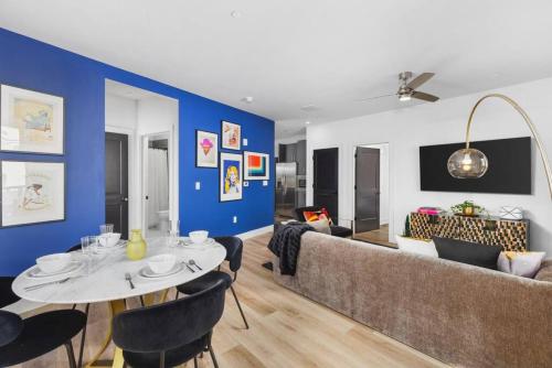Luxury 2 Bedroom 4 Bed with HUGE Wrap Around Patio Gym and Pool in Nashville, USA