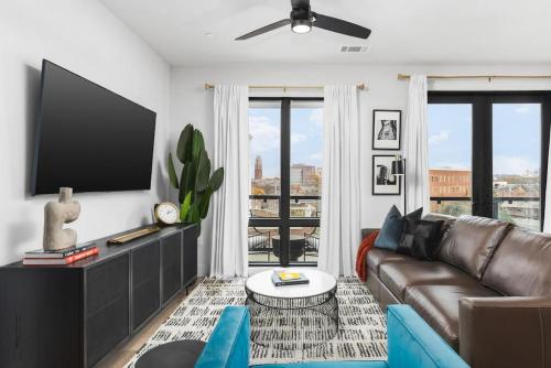 Premium 2 Bedroom, 4 Bed with HUGE Wrap Around Patio in Nashville, USA