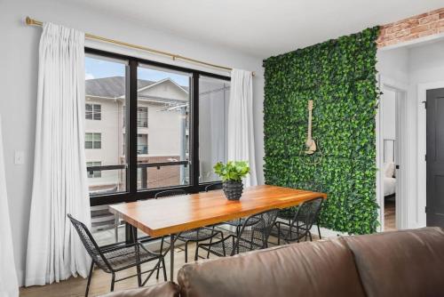 Premium 2 Bedroom, 4 Bed with HUGE Wrap Around Patio in Nashville, USA