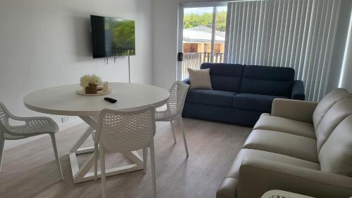 Husky 19 Beautifully Appointed Apartments - GREAT LOCATION - in the heart of Husky in Джервис-Бей