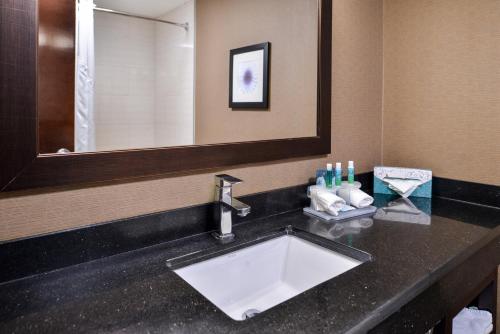 Holiday Inn Express Hotel & Suites West Chester, an IHG Hotel