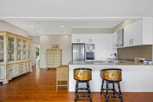 River View Oasis: Spacious 3-Bed House with Pool in Hunters Hill