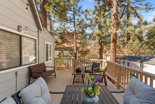 Storybook Cottage Near Slopes in Big Bear Lake, USA