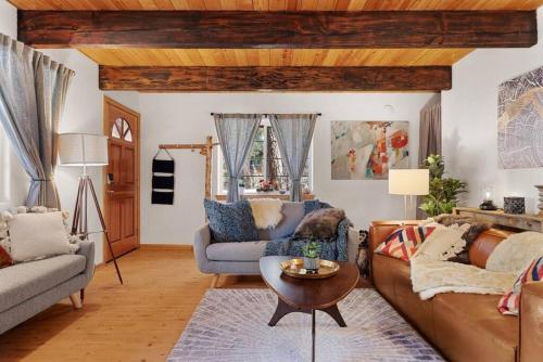 Moon Bears Modern Chic Dog Friendly Cabin in Big Bear Lake, USA