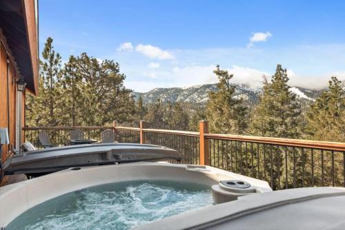 Wolf Cabin Slope with lake views in Big Bear Lake, USA