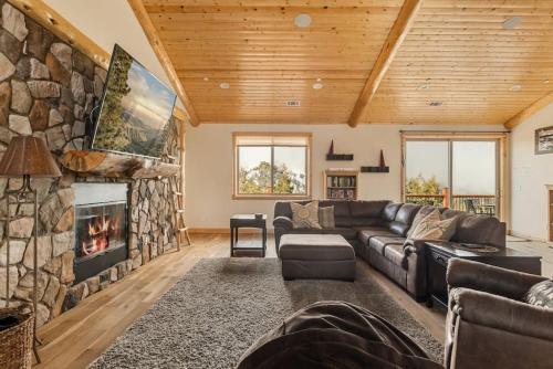 Wolf Cabin Slope with lake views in Big Bear Lake, USA