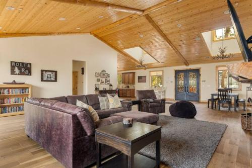 Wolf Cabin Slope with lake views in Big Bear Lake, USA