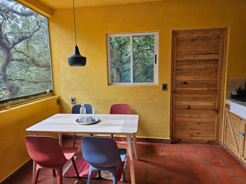 La Cabaña Negra al fondo del Bosque de Tepoztlán (La Cabana Negra al fondo del Bosque de Tepoztlan) in San Pedro