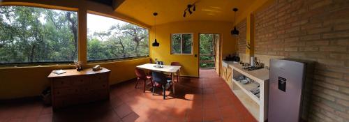 La Cabaña Negra al fondo del Bosque de Tepoztlán (La Cabana Negra al fondo del Bosque de Tepoztlan) in San Pedro