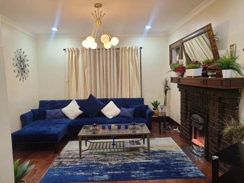 3 BR House in Toronto Downtown