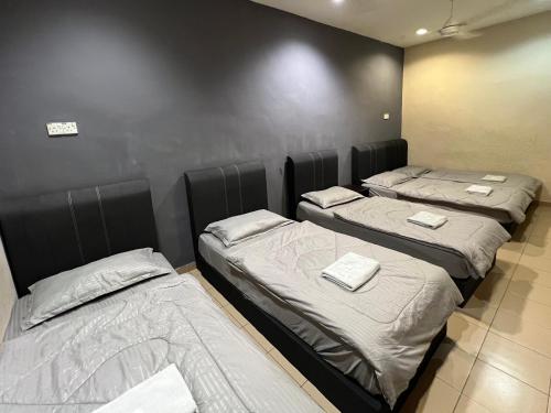 1 double bed, 3 twin beds