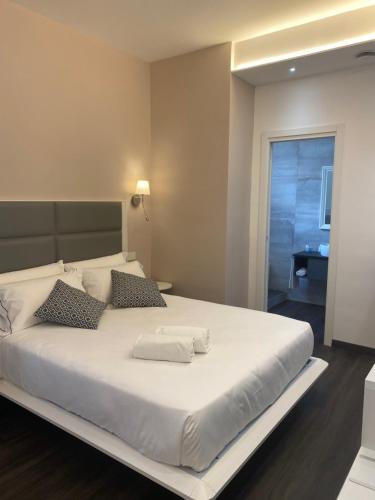 Standard Double Room image 8