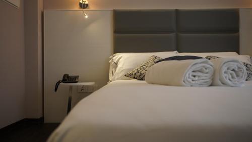 Standard Double Room image 5