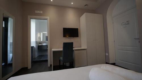 Standard Double Room image 2