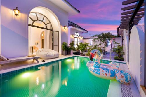 New and spacious villa with 3 private bedrooms and swimming pool, 5 minutes to Han river, free parking, Đà Nẵng